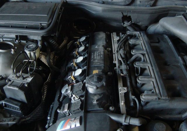 ５シリーズ　Ｅ３９　５２５ｉＭスポーツ　エンジンオイル漏れ修理